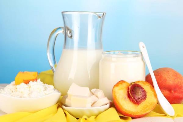 高端的范畴包括生鲜乳奶源和果粒混合型产品等,从各品类上看,高端白奶